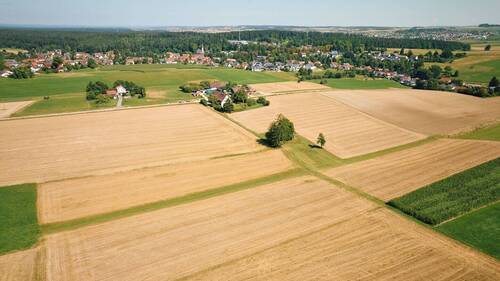 Objektansicht mit Grundstück - 