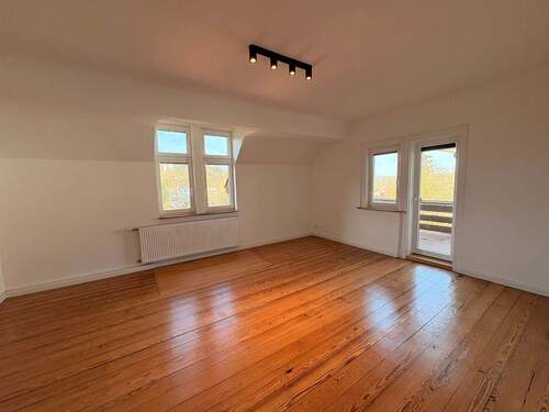 Wohnzimmer mit Balkon - 3 Zimmer Etagenwohnung zur Miete in Eisenach