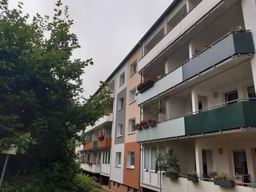 Hausansicht - 3 Zimmer Etagenwohnung zur Miete in Chemnitz