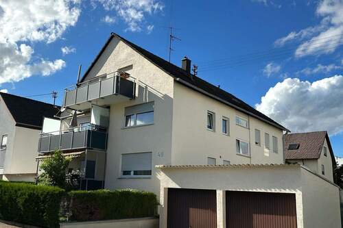 Gebäudeansicht - Charmante 3-Zimmer-Dachgeschosswohnung mit sonnigem Balkon in bevorzugter Lage