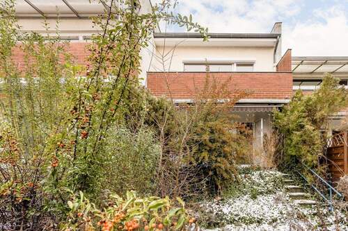 Rückansicht Richtung Terrasse und Balkon - 