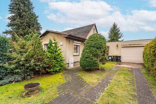 Hausansicht - Doppelhaushälfte mit Nebengebäuden in Berlin-Biesdorf