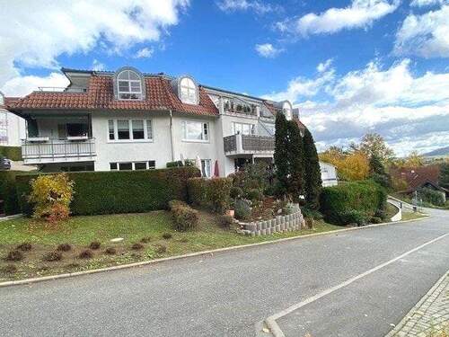 Hausseitenansicht - 2 Zimmer Etagenwohnung zum Kaufen in Neuengönna