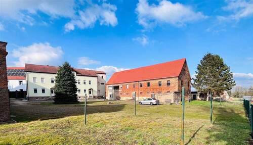 Gesamteindruck - Attraktives Investment: Mehrfamilienhaus mit Nebengebäuden und umfangreichem Bauland