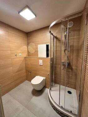 Bad mit Dusche ( hier noch nicht ganz fertig!) - 2 Zimmer Etagenwohnung zur Miete in Magdeburg