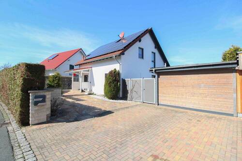 Frontansicht mit Stellplätzen - 