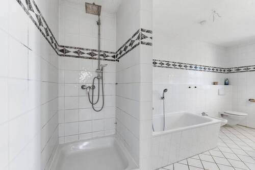 Bad mit Wanne, Dusche + Bidet - 