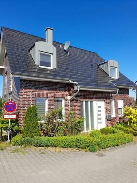 Außenansicht vorne - Wohnen mit Weitblick - Hochwertiges Einfamilienhaus in begehrter Feldrandlage von Kleinburgwedel