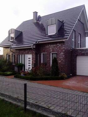 Außenansicht vorne - 5 Zimmer Einfamilienhaus zur Miete in Burgwedel