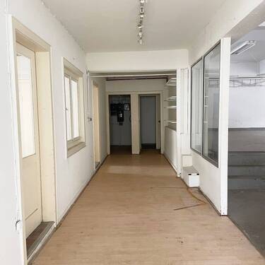 Flur zu WC + AR - 