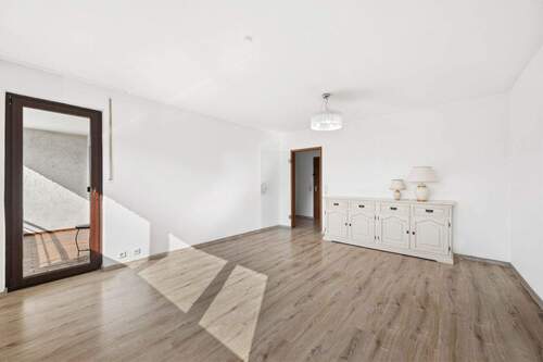 Wohn- und Esszimmer - 2 -Zimmer-Wohnung in zentraler Lage von Stuttgart - Sofort bezugsfrei, mit Balkon & TG-Stellplatz