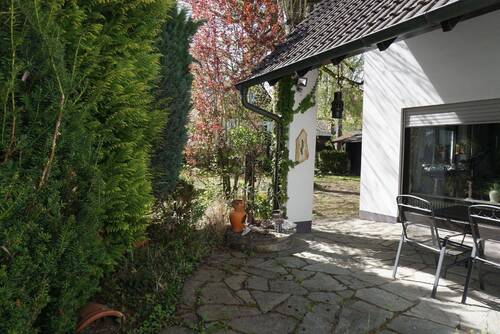 Große sichtgeschützte Terrasse - 