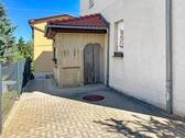 Freifläche mit überdachter Terrasse - 