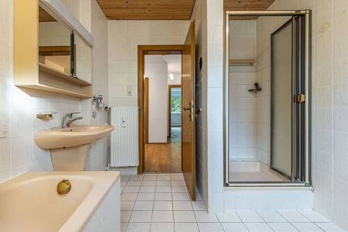 Dusche und Badewanne - 