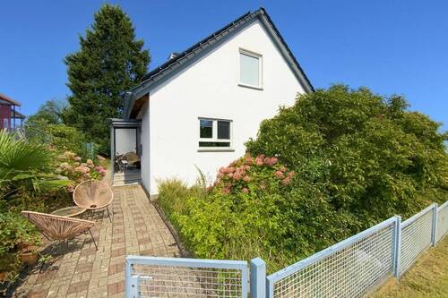 Straßenansicht - Wie im eigenen Haus - Erdgeschosswohnung mit Gartenidylle in bester Lage