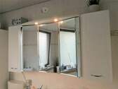 der Spiegelschrank im Bad gehört zur Ausstattung - 