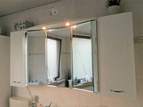 der Spiegelschrank im Bad gehört zur Ausstattung - 