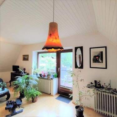 das Wohnzimmer bietet Zugang zum Balkon - 