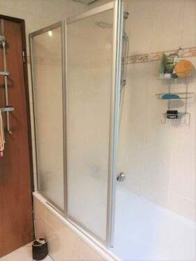 die Badewanne mit Duschtrennwand - 