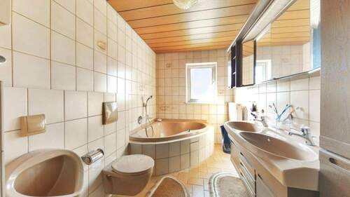 Bad - 8 Zimmer Einfamilienhaus zum Kaufen in Eßweiler