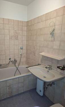 Bad mit Wanne und Dusche - 