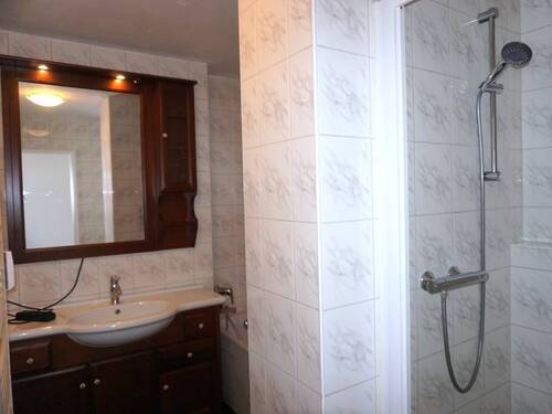 Bad mit Wanne und Dusche - 