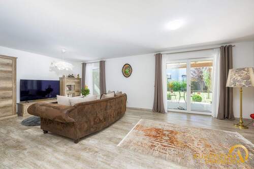 Wohnzimmer - Neuwertige Doppelhaushälfte in Oberschneiding - Baujahr 2019, energieeffizient nach KfW