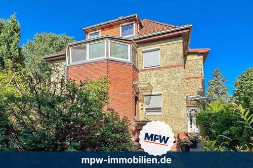 Hausansicht - Ruhig gelegenes Mehrfamilienhaus mit großem Garten und viel Potenzial