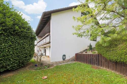 Rückansicht und Garten - 4 Zimmer Einfamilienhaus in Eisingen