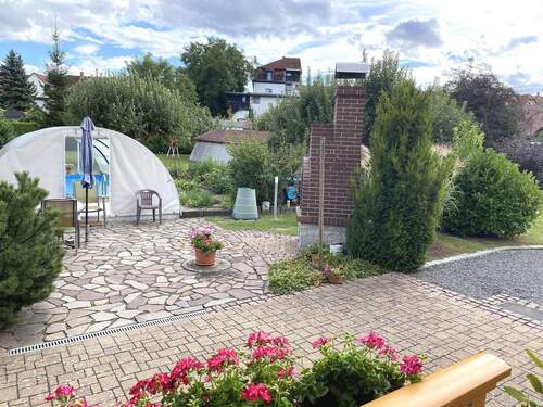 Blick von der Terrasse auf das Grundstück - 