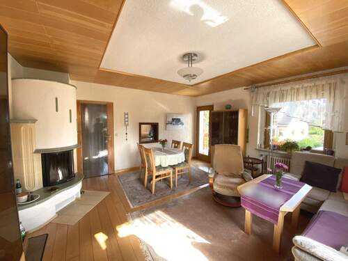 Obergeschoss: Wohnzimmer mit Kamin und Balkonaustritt - 