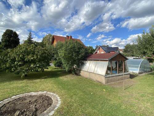 gepflegter Garten mit Feuerstelle, Gewächshaus sowie Pool - 