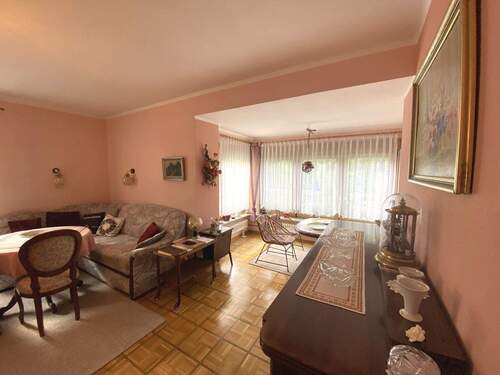 Erdgeschoss: geräumiges Wohnzimmer mit Essbereich - 