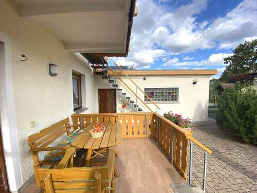 gemütliche Terrasse mit Blick zur Doppelgarage - 