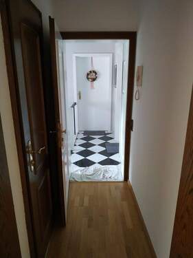 Flur mit Blick in Hausflur - Etagenwohnung mit 74,00 m&sup2; in Krefeld zur Miete