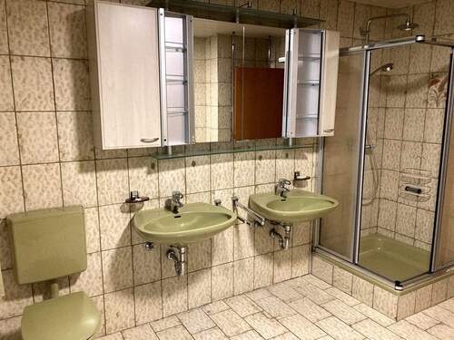 Badezimmer mit Dusche und... - 