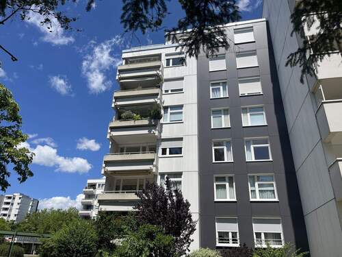 Frontansicht Wohnung im 2.OG - 3 Zimmer Etagenwohnung zum Kaufen in Ottobrunn