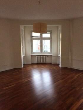 Wohnzimmer und Fotofenster - 4 Zimmer Etagenwohnung in Berlin