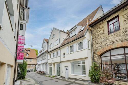 Straßenansicht - 8 Zimmer Mehrfamilienhaus, Wohnhaus zum Kaufen in Stuttgart