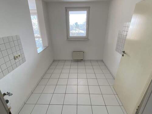 Helle Küche mit Fenster zum Lüften - 