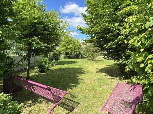 Sonnige Grünanlage für die Hausgemeinschaft - 