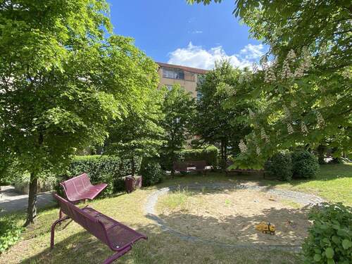 Sandkasten mit Bänken zum verweilen - 