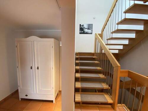 Flur und Treppenaufgang - 5 Zimmer Einfamilienhaus in Greifenberg