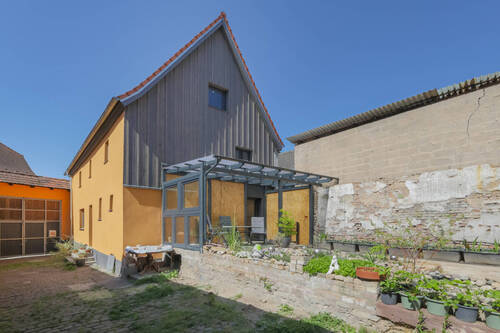 Hausrückseite mit Terrasse - 