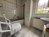 Teilansicht vom Badezimmer im EG - 