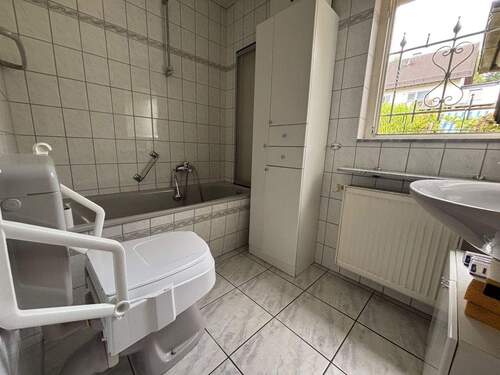 Teilansicht vom Badezimmer im EG - 