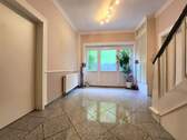 Diele mit Holztreppe Einfamilienhaus Nahe - 