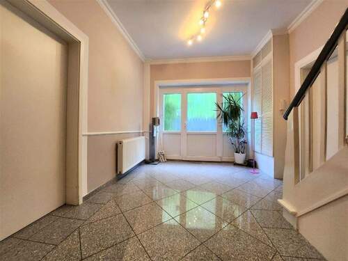 Diele mit Holztreppe Einfamilienhaus Nahe - 