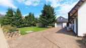 Gartenbereich und Auffahrt mit Garage - 