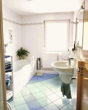 Bad m. Wanne u. Dusche - 